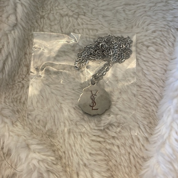 100% Authentic Yves Saint Laurent Small Chain Link Rose Necklace - Picture 2 of 3